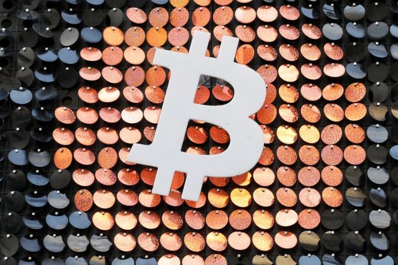 Bitcoin stabilizes above $84,000