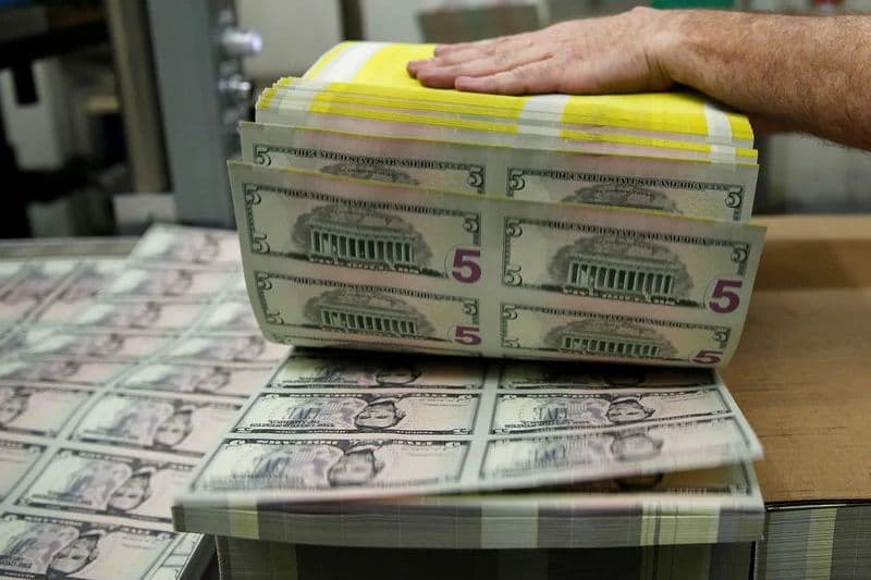 Ставки на повышение ФРС давят на торговлю против доллара