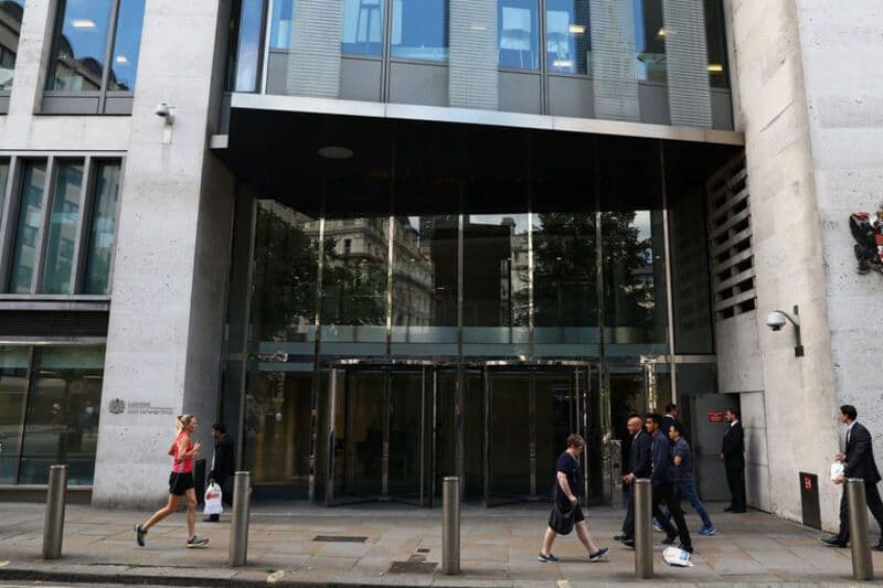 FTSE 100 сегодня: индекс падает, фунт стоит $1,31; инфляция замедляется, новое предложение FCA