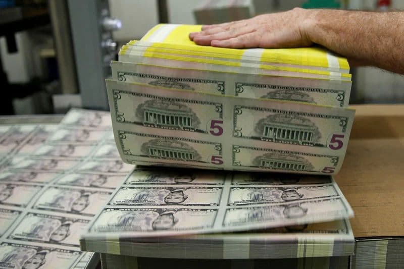 Азиатские валюты под давлением: доллар слабеет, Иран в фокусе