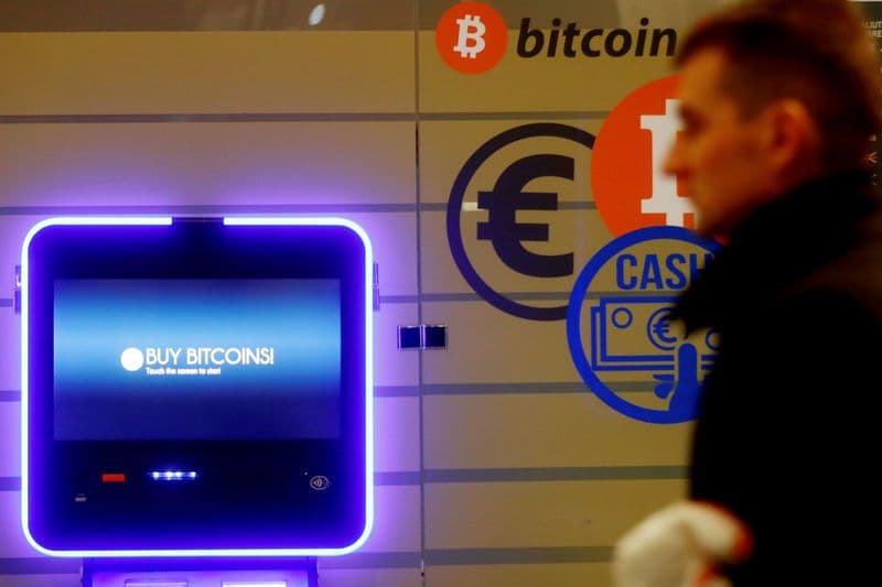 Bitcoin упал до $77 тыс. на фоне ликвидаций и опасений ФРС