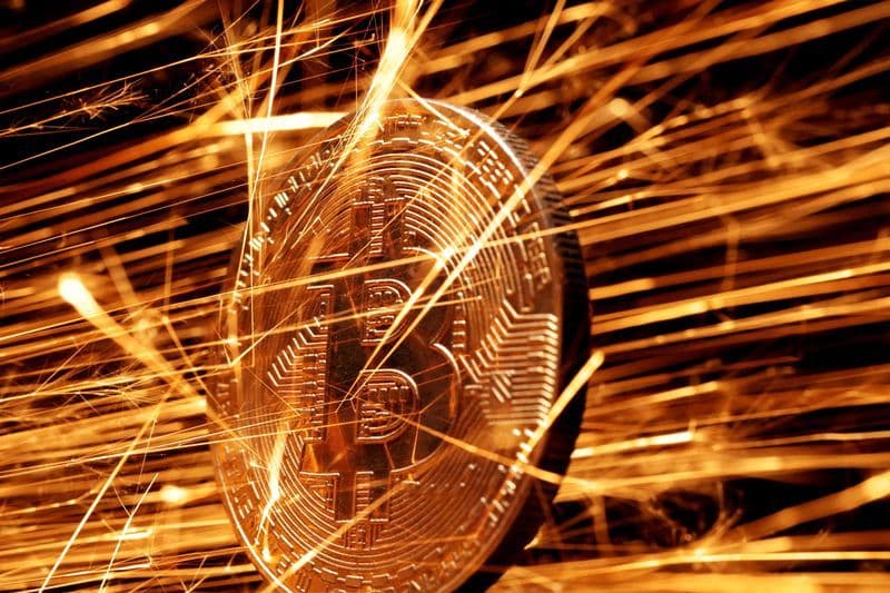 Bitcoin playing with fire: a news-driven rebound masks a technical threat