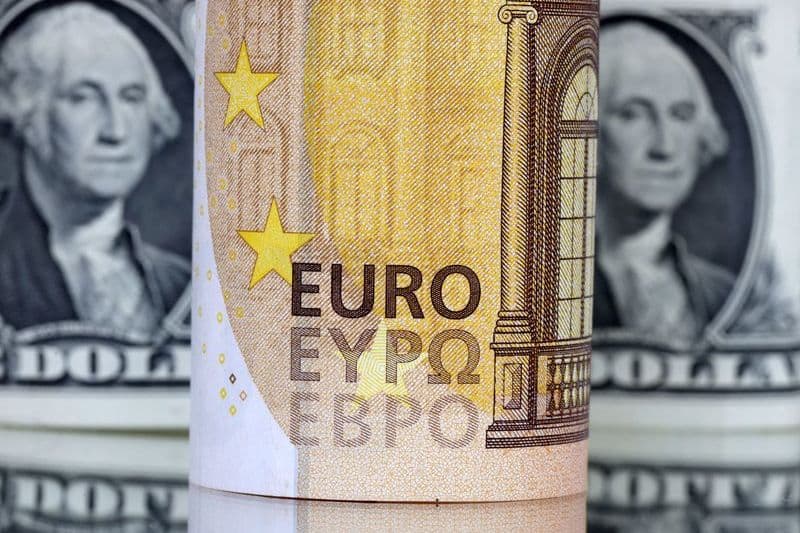 Доллар немного вырос на фоне торговой неопределенности; евро стабилен