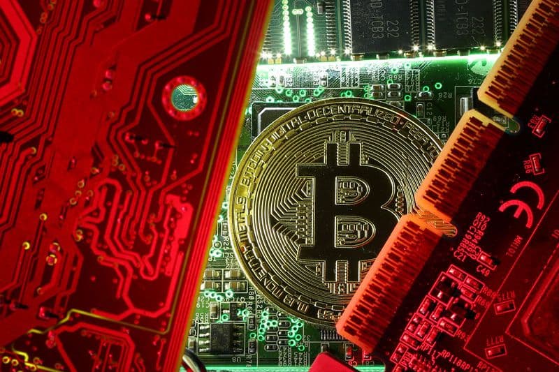 Institutional interest supports bitcoin amid resistance at $73,000