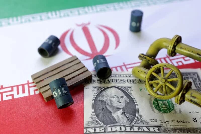 Нефть дешевеет несмотря на новые удары США по Ирану и атаки на Кувейт