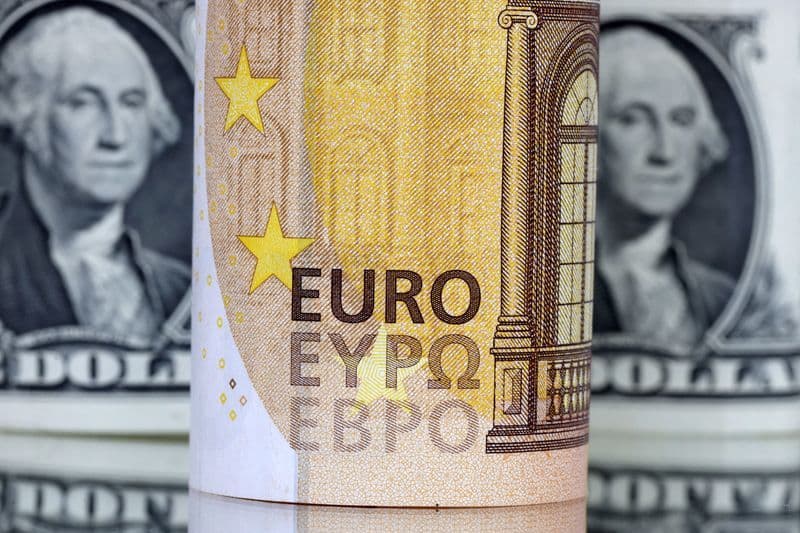 Евро у месячного минимума — что обрушило котировки?